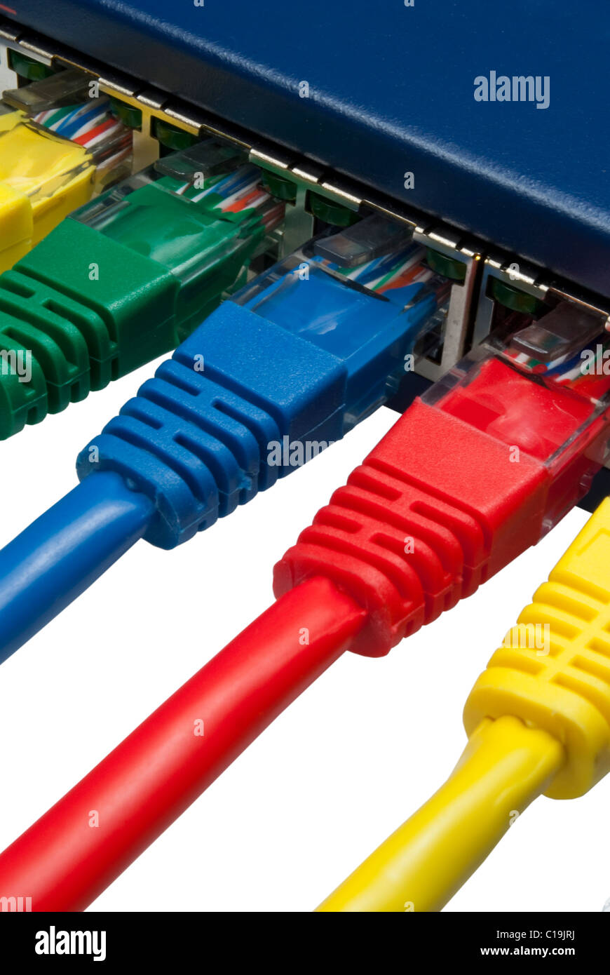 Multi farbige Netzwerk Kabel mit dem Router verbunden isoliert auf weißem Hintergrund Stockfoto