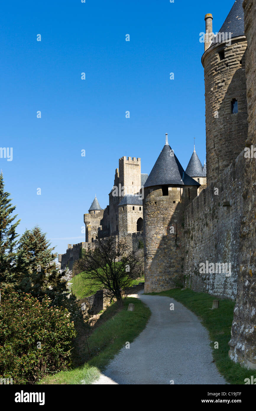 Die Wände außerhalb der Porte de l ' Aude und Chateau Comtal in der mittelalterlichen Stadtmauer (Cite) von Carcassonne, Languedoc, Frankreich Stockfoto