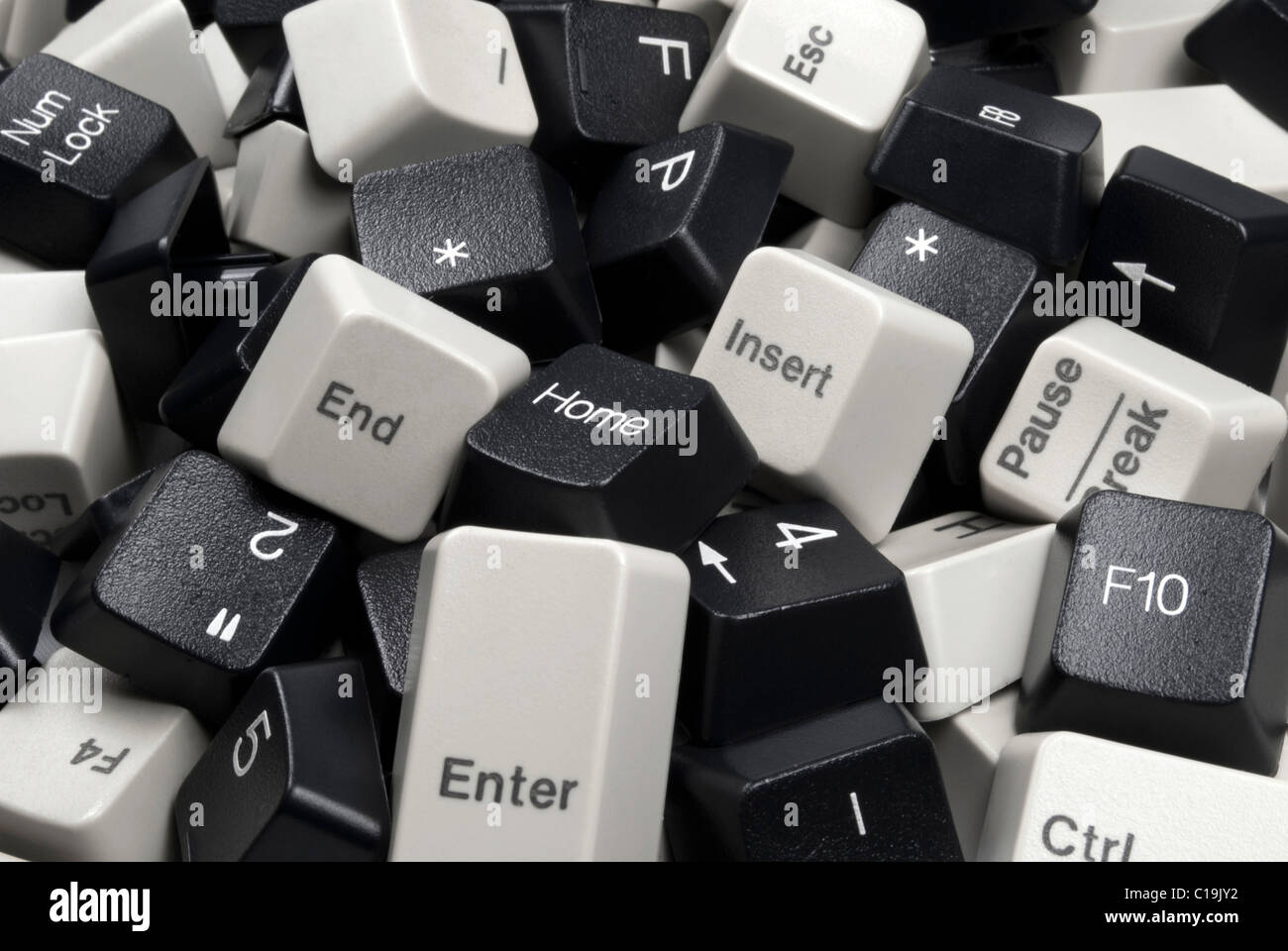 Ein Haufen von Schwarz und weiß-Computer-Tastatur-Tasten isoliert auf weißem Hintergrund Stockfoto
