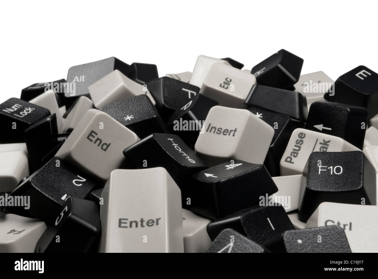Stapel von schwarzen und weißen Computer-Tastatur-Tasten isoliert auf weißem Hintergrund Stockfoto