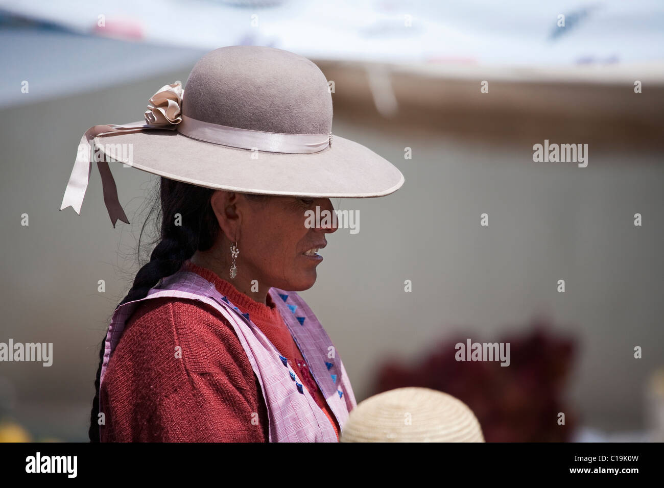 Bolivianischen Dame gekleidet in typischer Kleidung mit Hut, Huari, Bolivien, Südamerika. Stockfoto