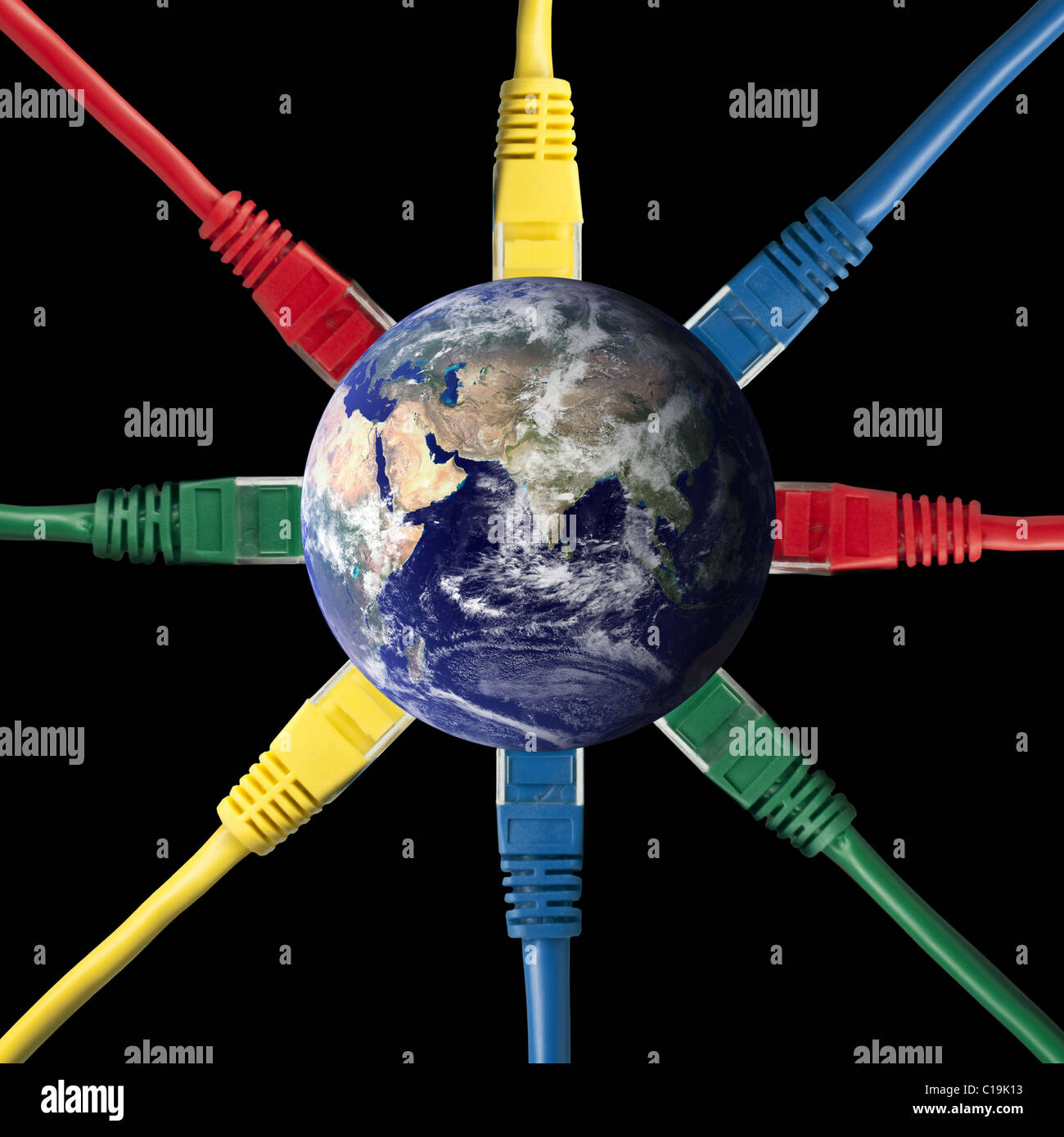 Farbige Netzwerkkabel angeschlossen, die Erdkugel auf schwarzem Hintergrund isoliert Stockfoto