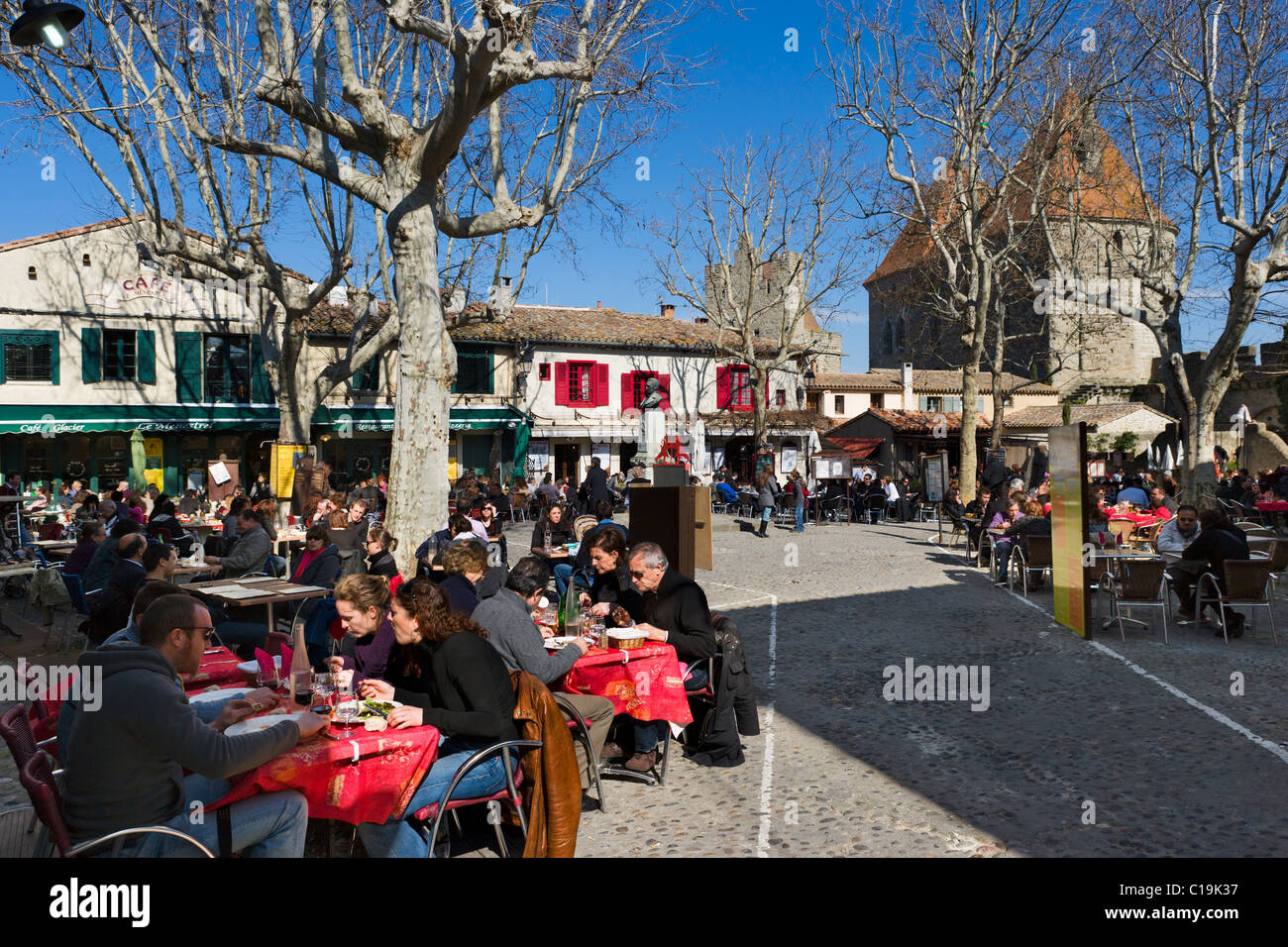 Restaurants im Ort Marcou in der mittelalterlichen Stadtmauer (Cite) von Carcassonne, Languedoc, Frankreich Stockfoto