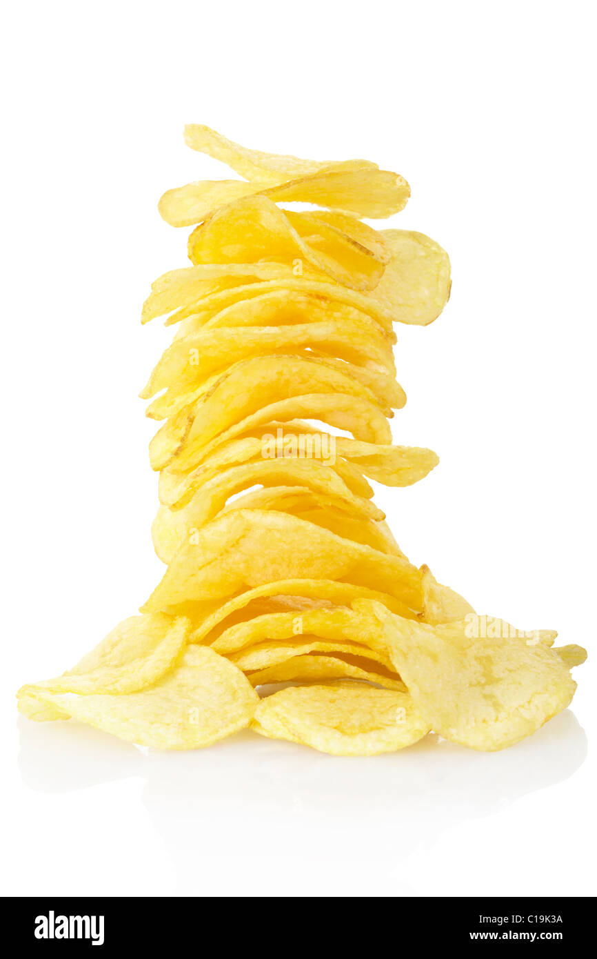 Kartoffel-Chips, die isoliert auf weißem Hintergrund Stockfoto