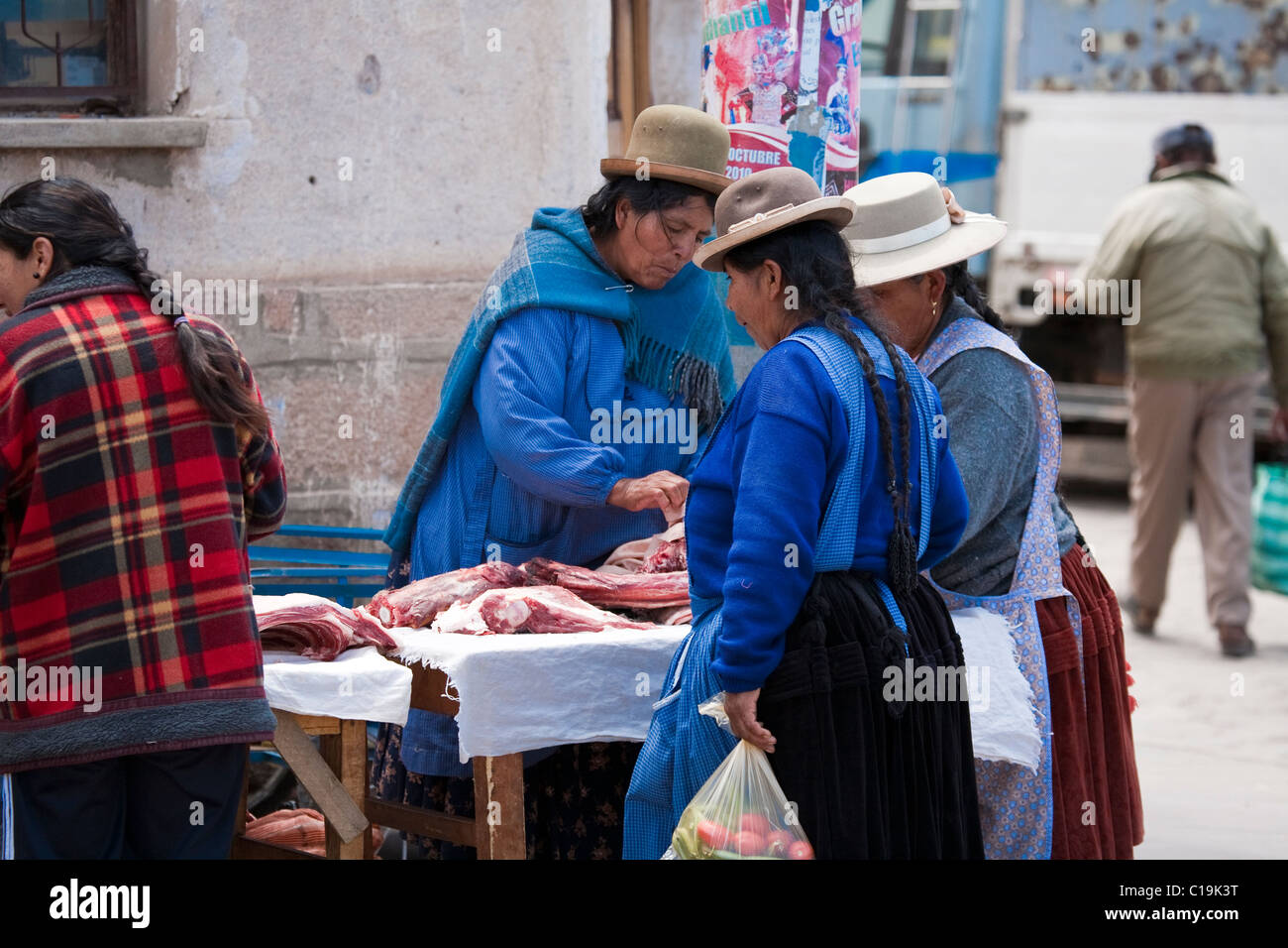 Straßenmarkt in Huari, Bolivien, Südamerika. Stockfoto