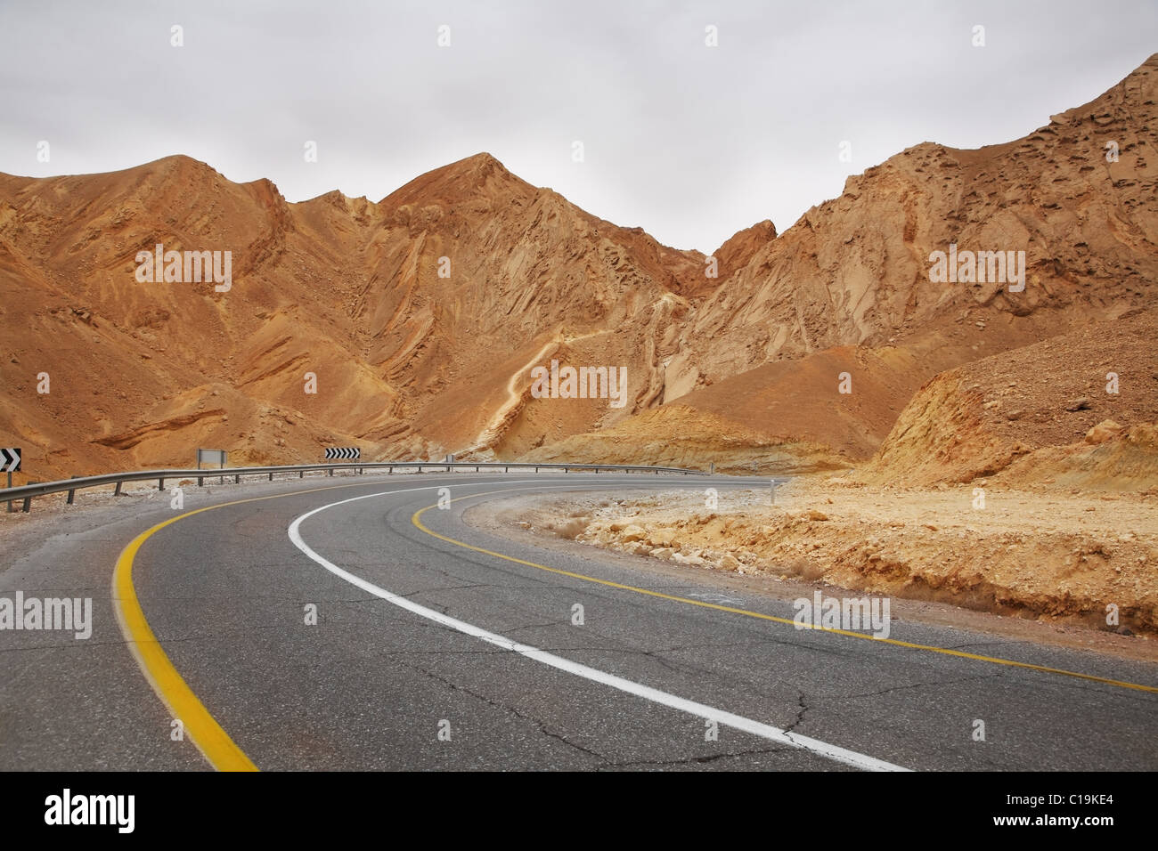 Schöne amerikanische asphaltierte Straße macht eine scharfe Kurve in der Wüste Stockfoto