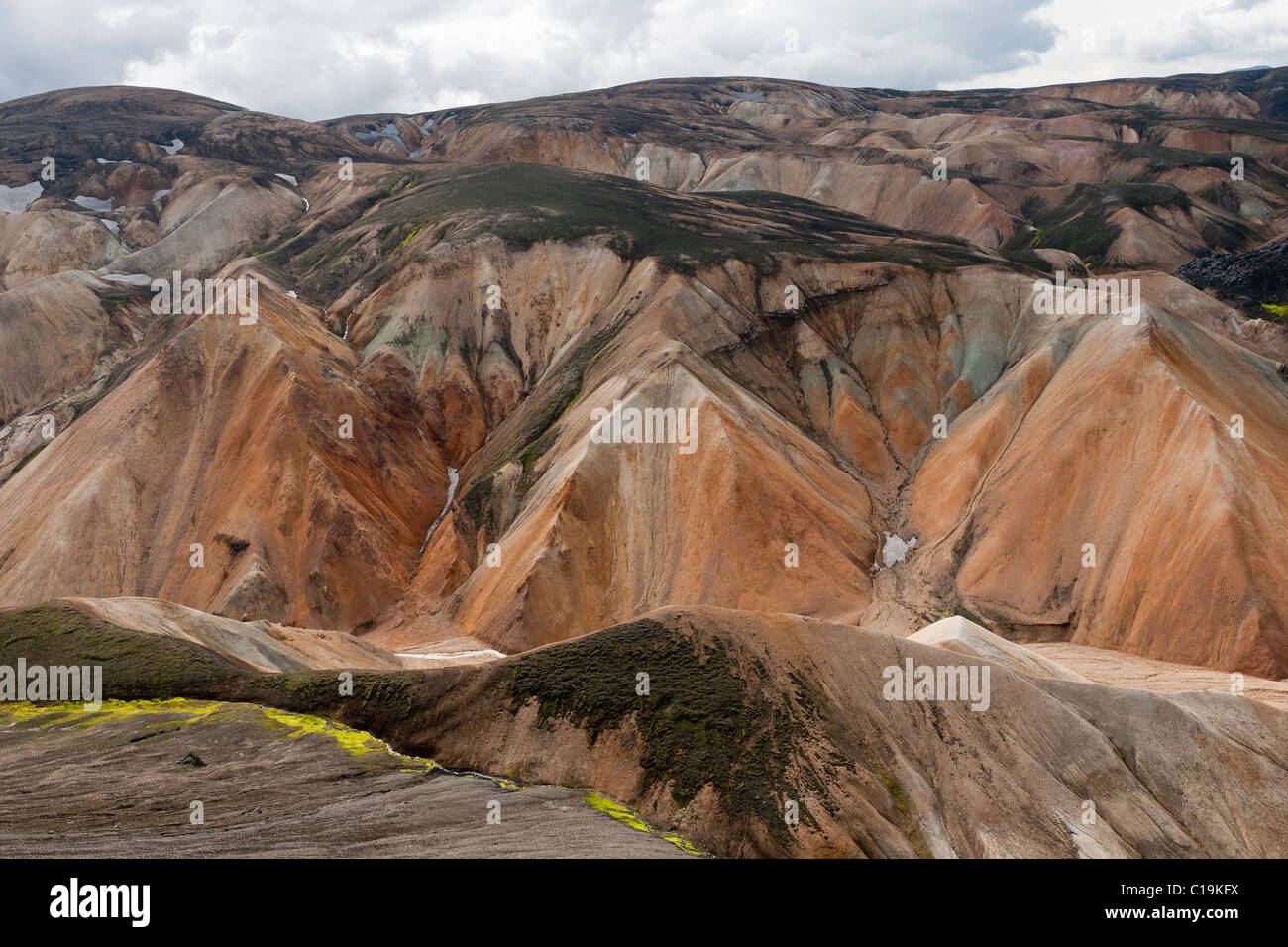 Blick über den schönen farbigen mineralischen Bergen im Bereich Landmannalaugar im isländischen Hochland.  Hochland. Stockfoto