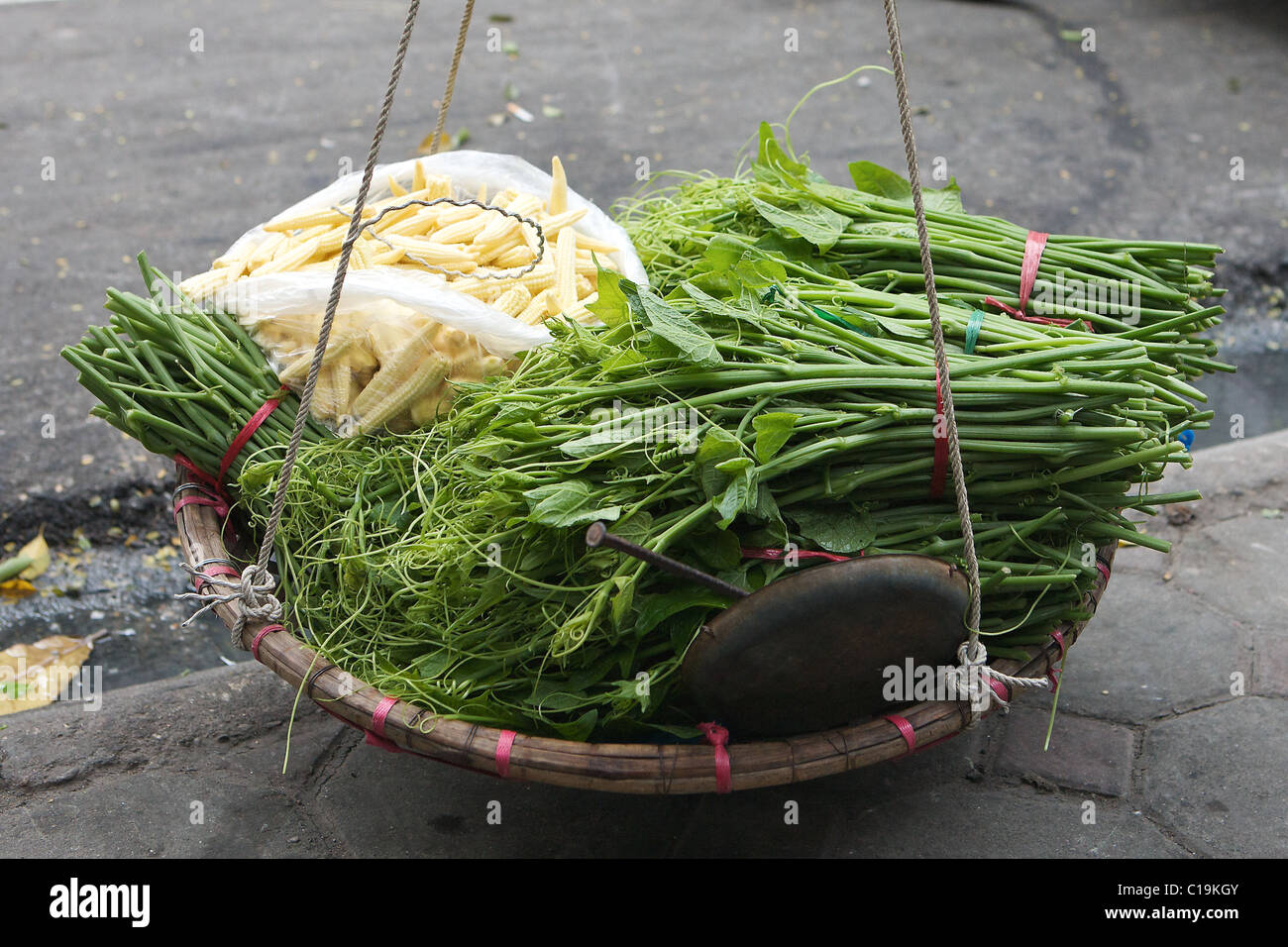 Ein Joch-Korb mit frischem Gemüse, Hanoi, Vietnam Stockfoto