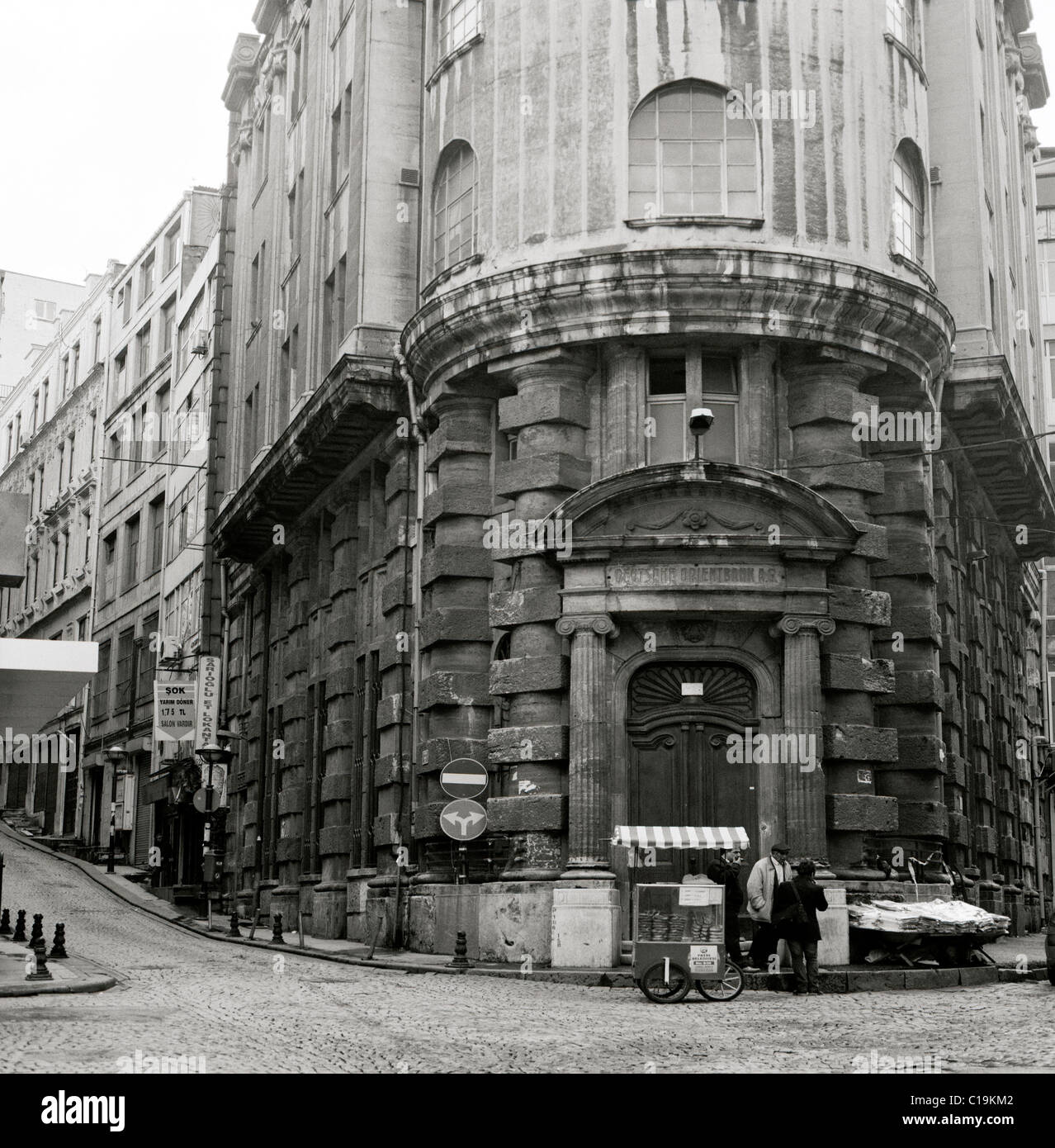 Architektur im Stadtteil Eminönü Sirkeci Istanbul in der Türkei im Nahen Osten Asien. Gebäude Geschichte Historisches Urban Style Stilvoll Reisen Stockfoto