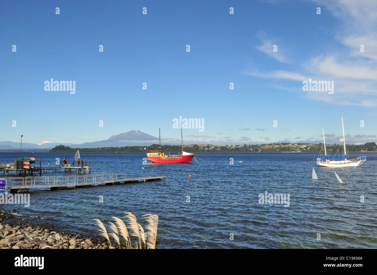 Blauer Himmel Pampasgras Ansicht von Piers Modell Yachten und Sportbooten, See Llanquihue in Richtung Volcan Calbuco, Puerto Varas, Chile Stockfoto