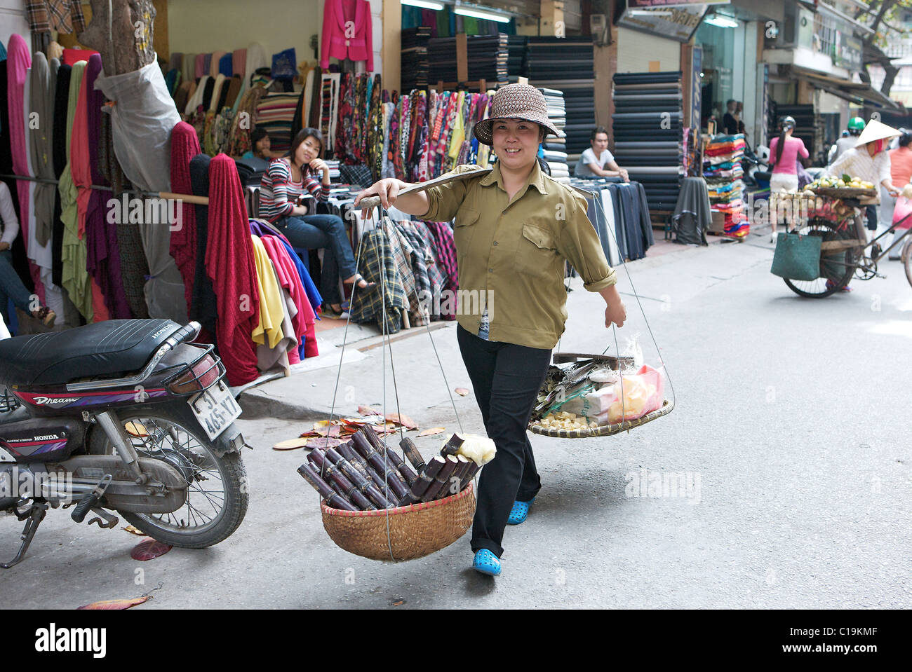 Frischem Zuckerrohrsaft zum Verkauf auf den Straßen von Hanoi, Vietnam Stockfoto