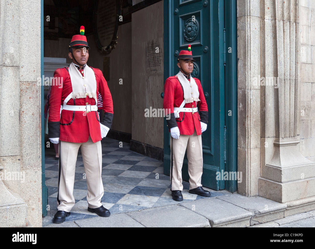 Zwei bolivianischen Soldaten bewachen die Tür zum Metropolitan Cathedral Plaza Murillo, La Paz, Bolivien, Südamerika. Stockfoto