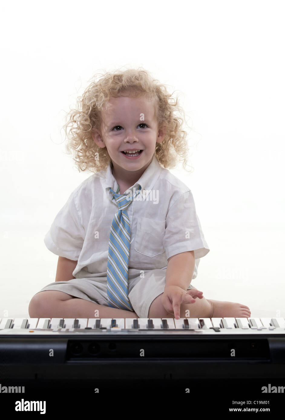 Niedliche kleine Kleinkind jüdischen Jungen spielen so tun, als Musiker Stockfoto