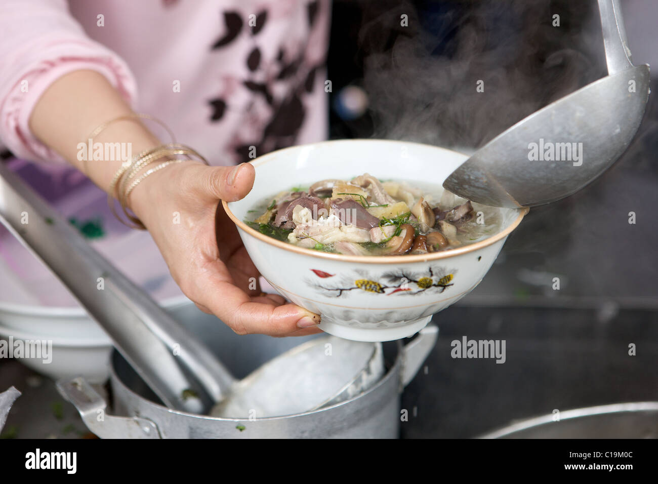 Eine Schüssel die traditionelle vietnamesische Suppe Pho. Hanoi, Vietnam Stockfoto