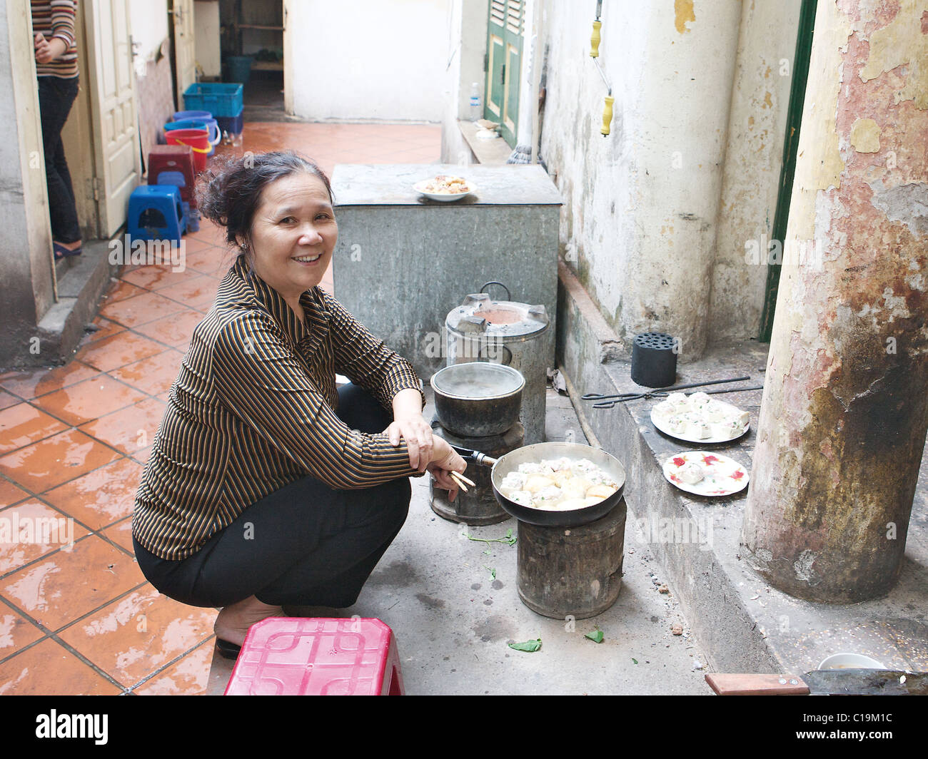 Kochen das Frühstück auf der Rückseite ein Cafe Hanoi, Vietnam Stockfoto