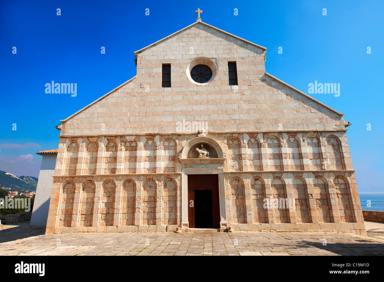 Die romanische Toskanischen Fassade der Kathedrale der Hl. Maria die Große (Crkva svete Marije Velike) Rab, Insel Rab, Kroatien Stockfoto