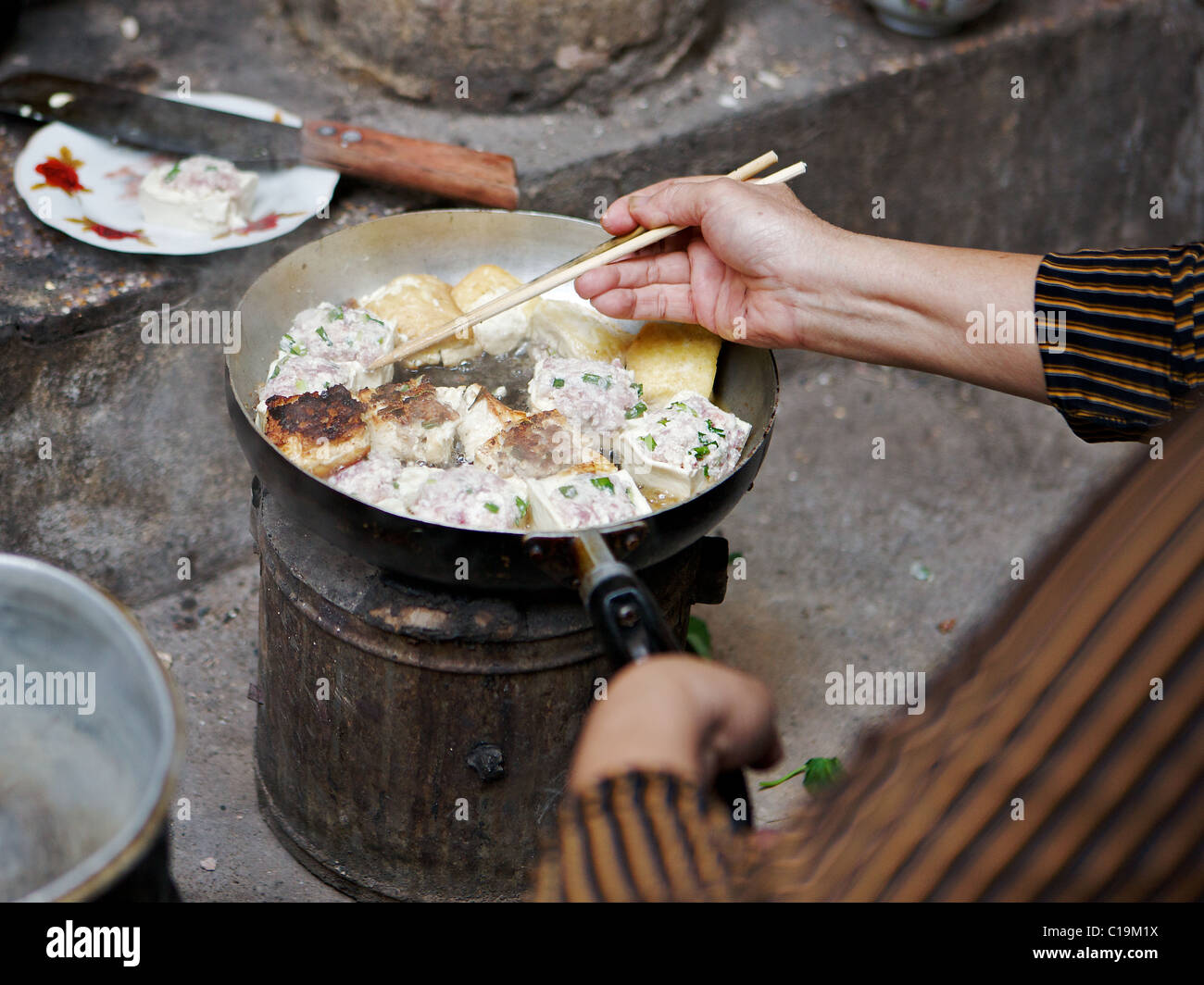 Kochen auf den Straßen von Hanoi, Vietnam Stockfoto