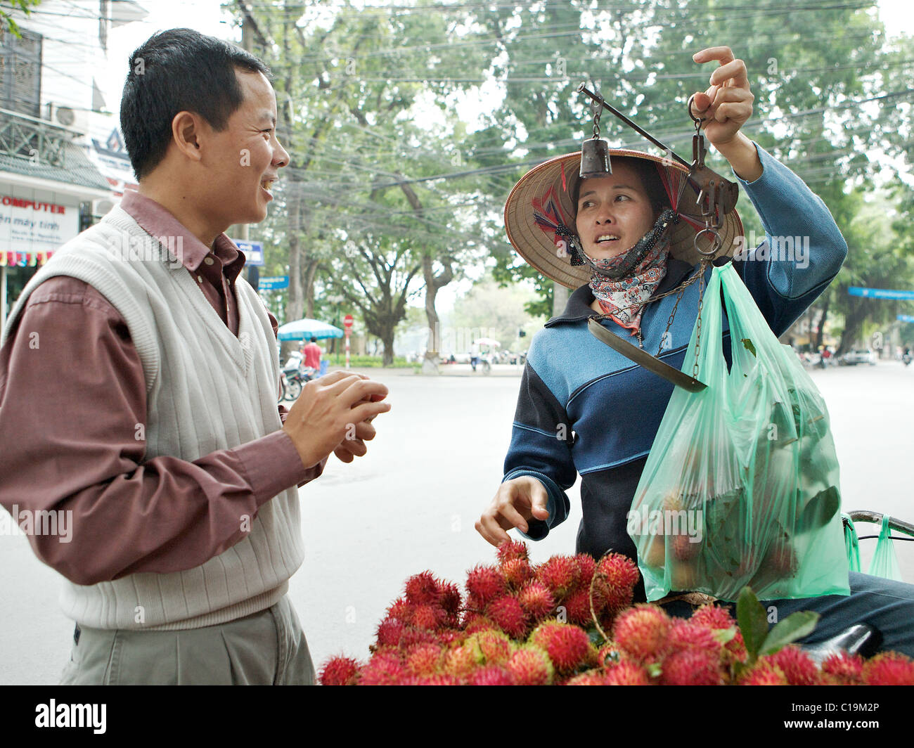 Litschi-Anbieter auf den Straßen von Hanoi, Vietnam Stockfoto