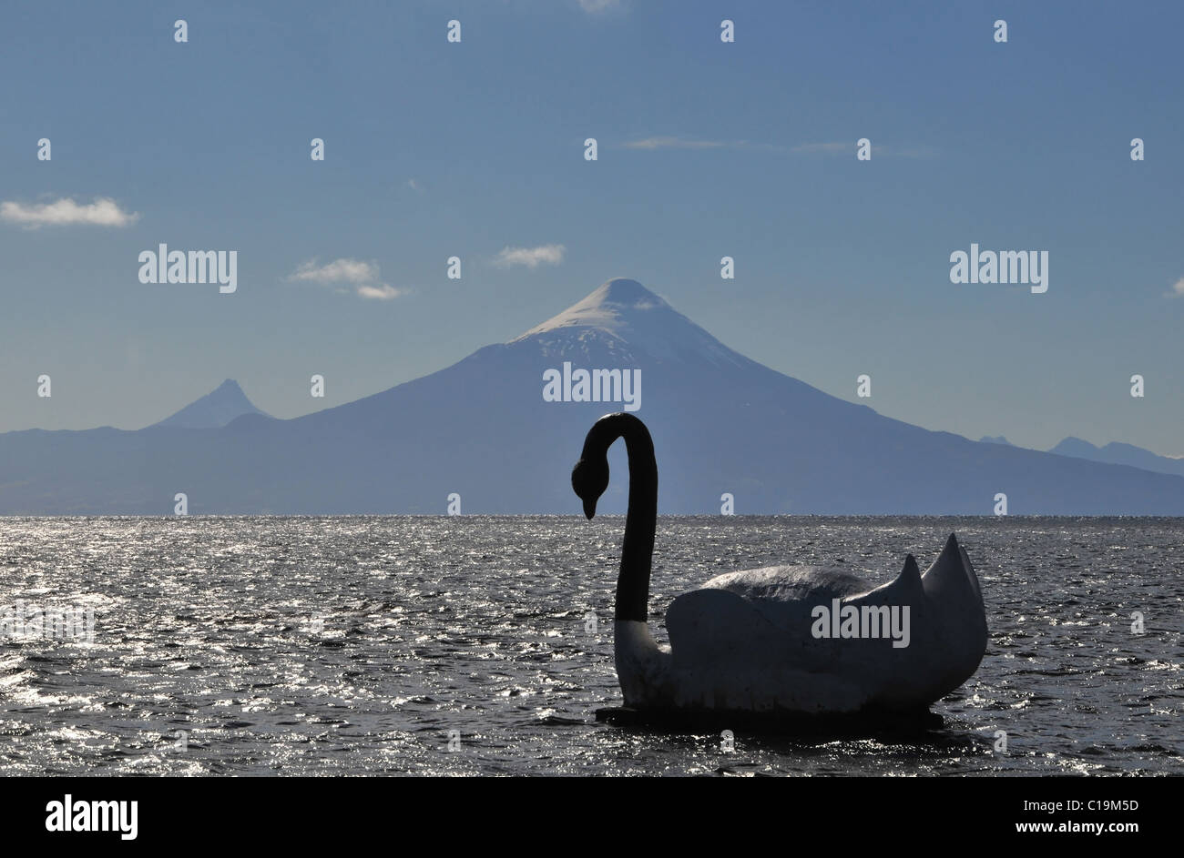 Silhouette-Ansicht, auf der Suche nach der perfekten Kegel des Volcan Osorno, künstlichen Schwan auf dem Wasser des Sees Llanquihue, Chile Stockfoto