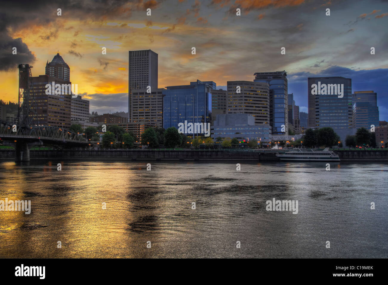 Dramatischen Sonnenuntergang Himmel über Portland Oregon Skyline 2 Stockfoto