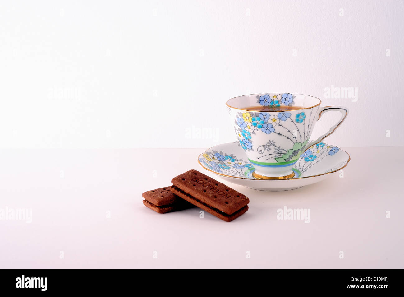Ein China Tasse Tee und zwei Bourbon Kekse auf einem weißen Hintergrund Stockfoto