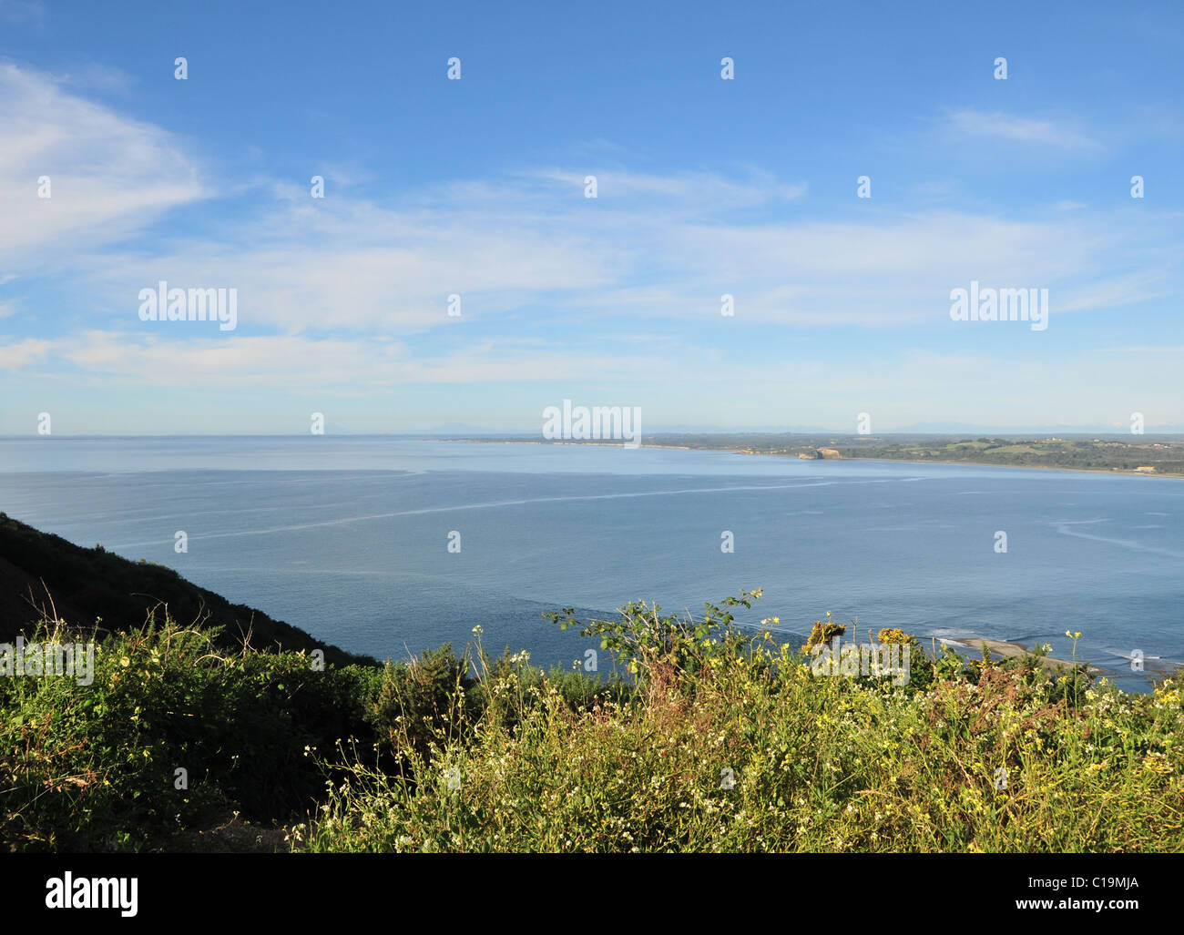 Blauer Himmel-Blick vom Huaihuen Hügel von Chacao Kanal und Golf von Ancud, in Richtung Anden-Vulkane, Chiloé Insel, Chile Stockfoto