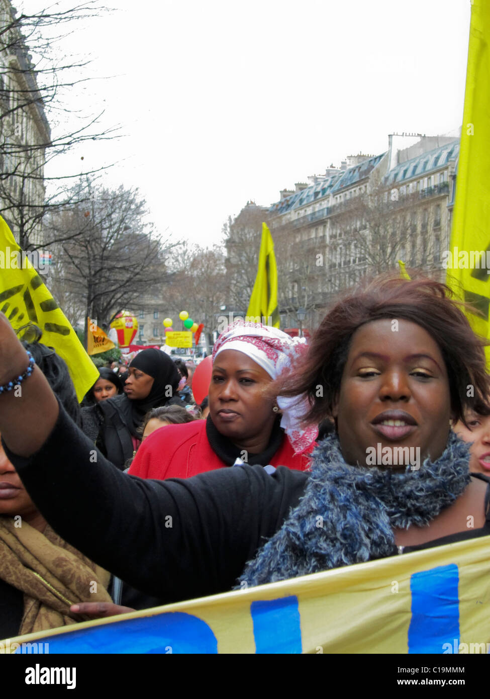 Paris, Frankreich, soziale Demonstration protestiert gegen Gehäuse Ausweisungen gezwungen Menge von afrikanischen Frauen marschieren auf Straße mit Protest Stockfoto
