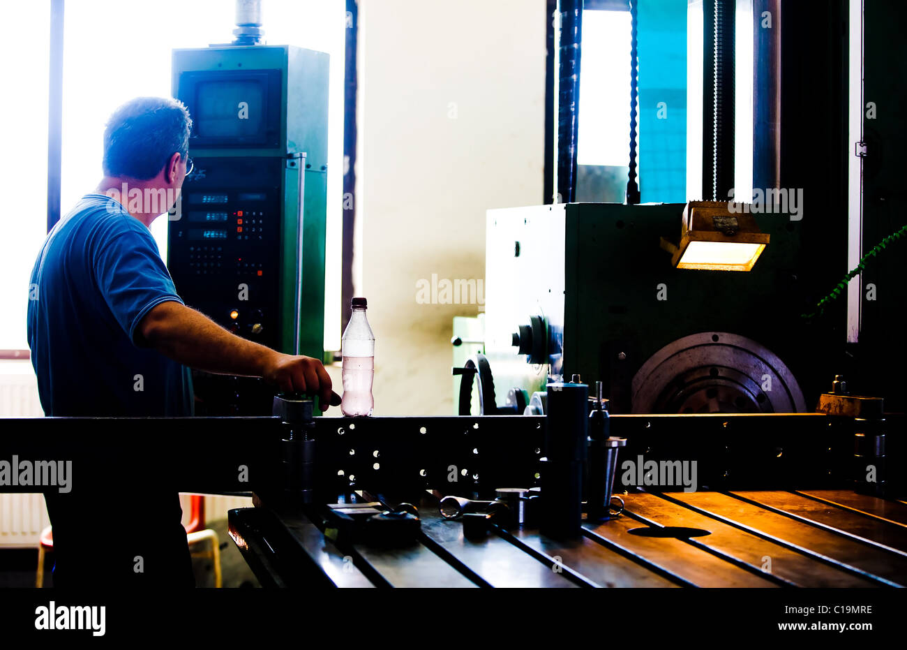 Arbeiter in einer Fabrik, seine Maschine zu kontrollieren. Stockfoto