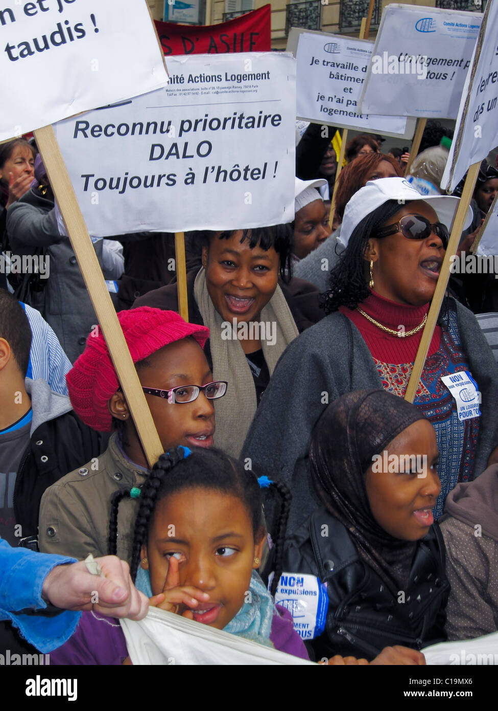 Paris, Frankreich, Menschenmenge afrikanischer Familien, europäische Migranten, D.A.L. Demonstrationsproteste gegen Zwangsausweisungen, Kinder mit französischen Familienprotestieren, MigrantInnen protestieren, Frauen marschieren, afrikanische Familie mit Kindern, Wohnrecht, Einwanderung Stockfoto