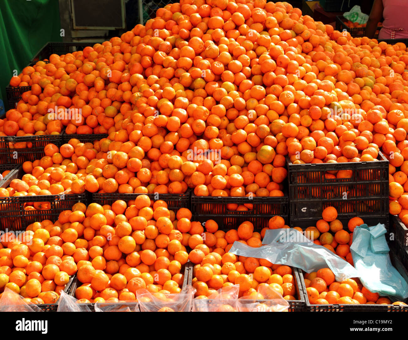 Orangen Mandarinen Hügel im Markt lebendig Zitrusfrüchte Stockfoto