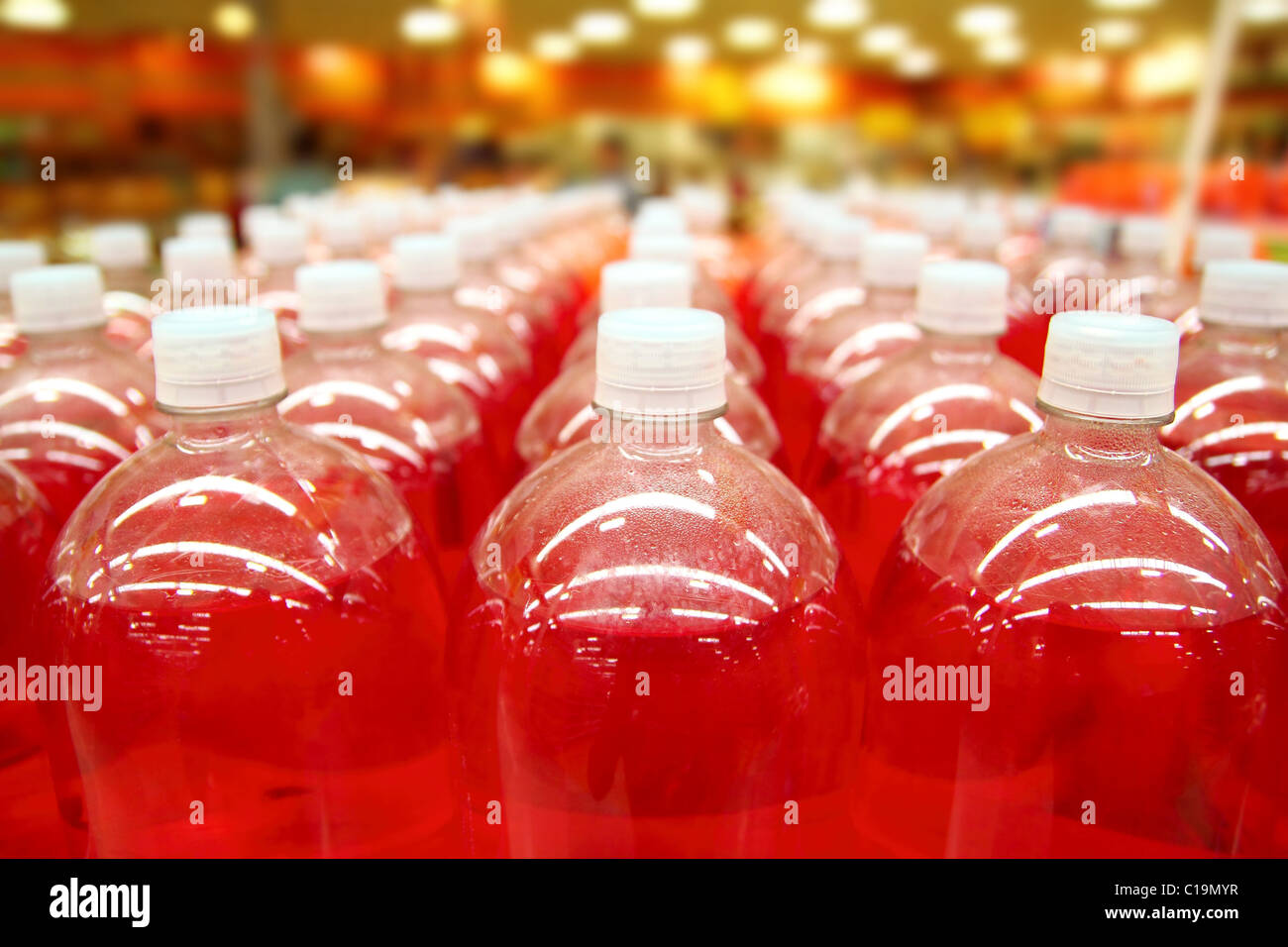 Montagelinie Flasche roten Flüssigkeit Zeilen Linien Perspektive Stockfoto