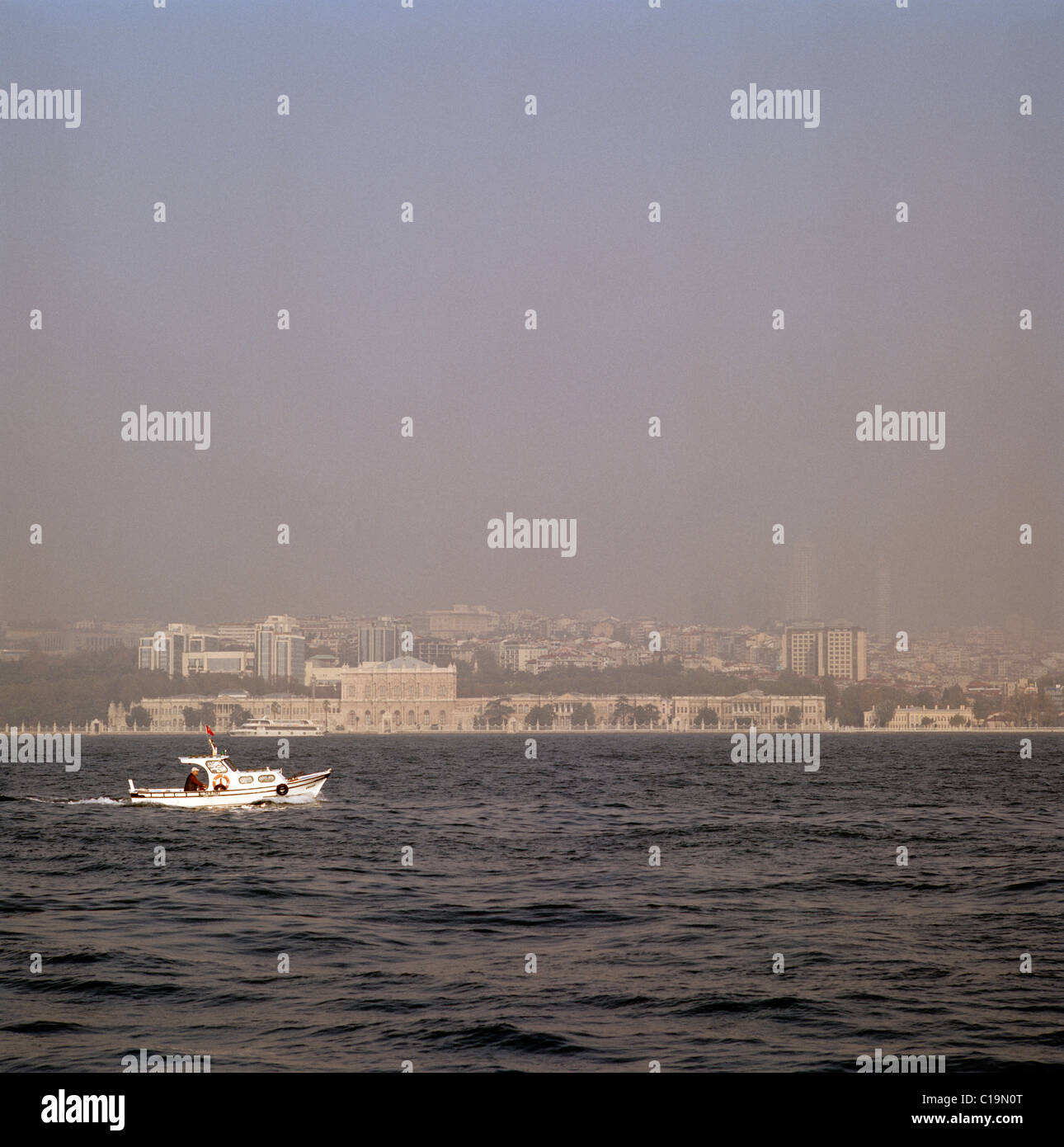 Reise Fotografie - ein Schiff fährt vorbei an der Dolmabahçe-Palast am Bosporus in Istanbul in der Türkei im Nahen Osten Asien. Meer Segeln Segeln Stockfoto