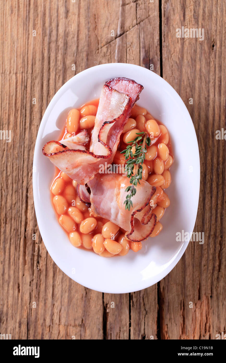 Frühstück mit Bohnen und Speck Stockfoto
