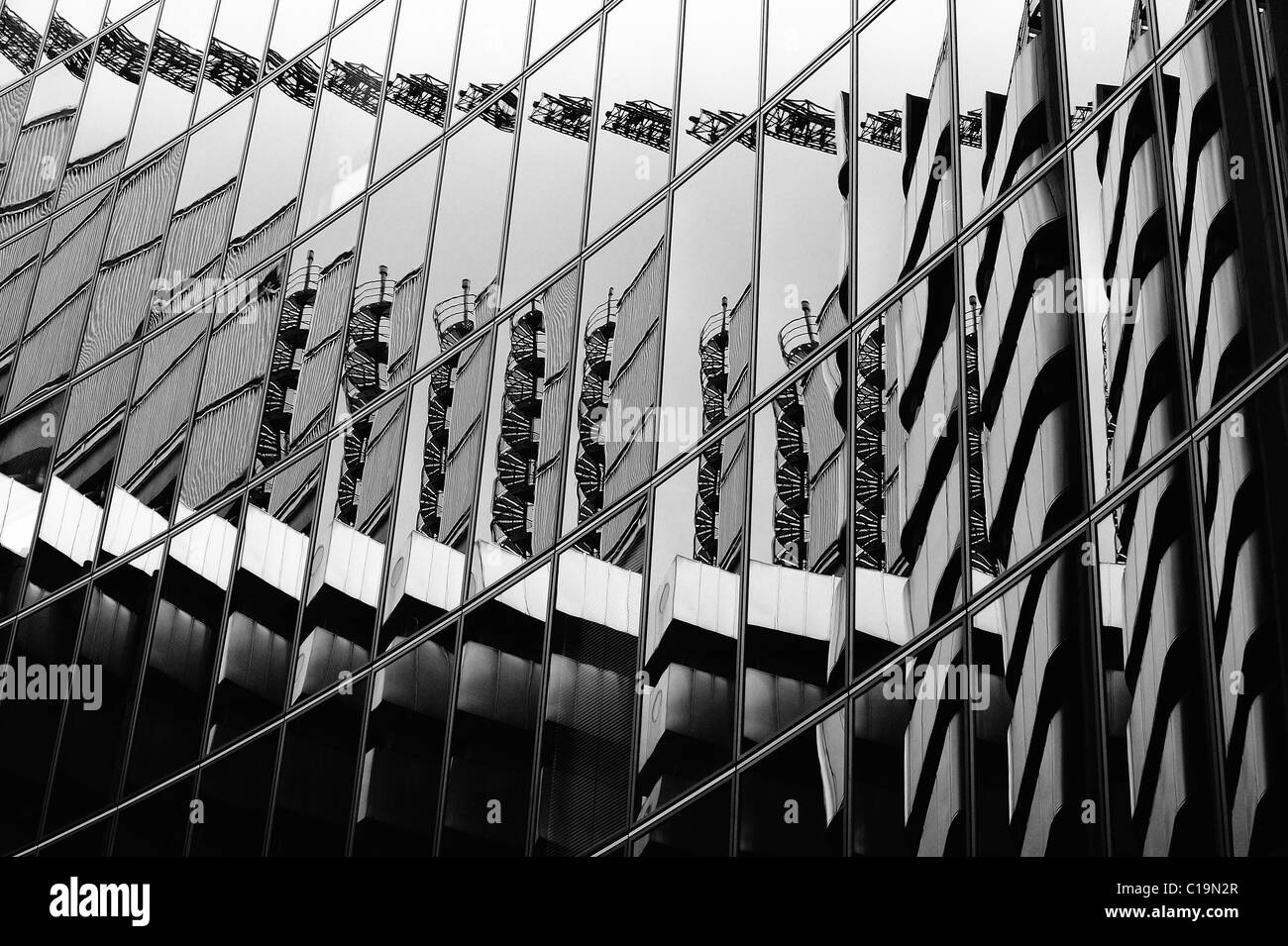 Das Lloyds-Gebäude spiegelt sich in der Willis-Gebäude auf der anderen Straßenseite. Stockfoto