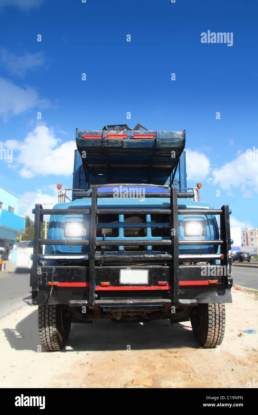 im Alter von Grunge alte LKW unter sonnigen blauen Himmel Stockfoto