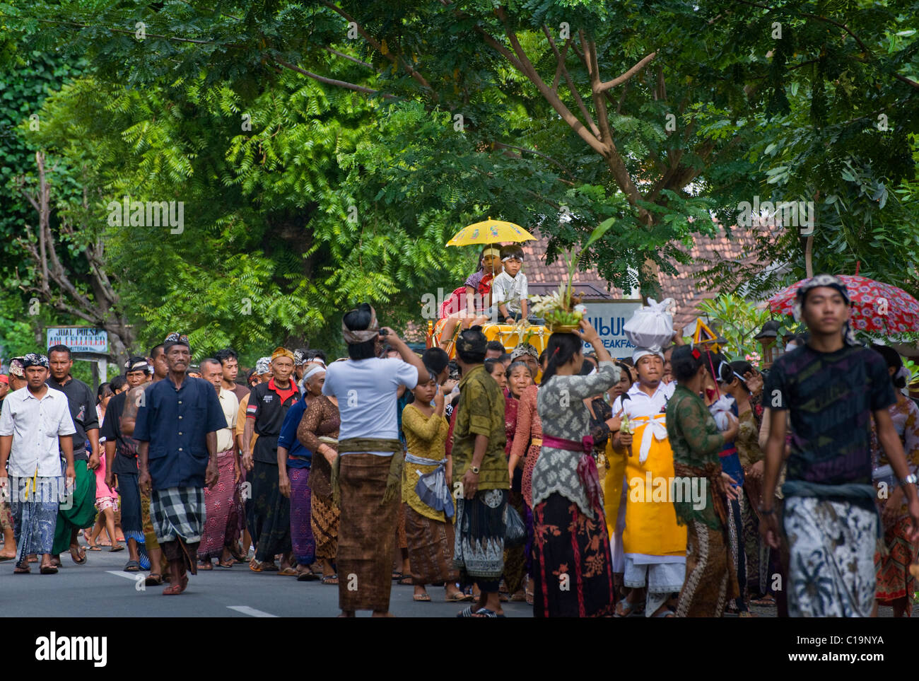 Eine balinesische Hindu Einäscherung Zeremonie statt in dem Dorf Pemuteran ist einen freudigen Anlass, die Freigabe der Seele der Toten Stockfoto