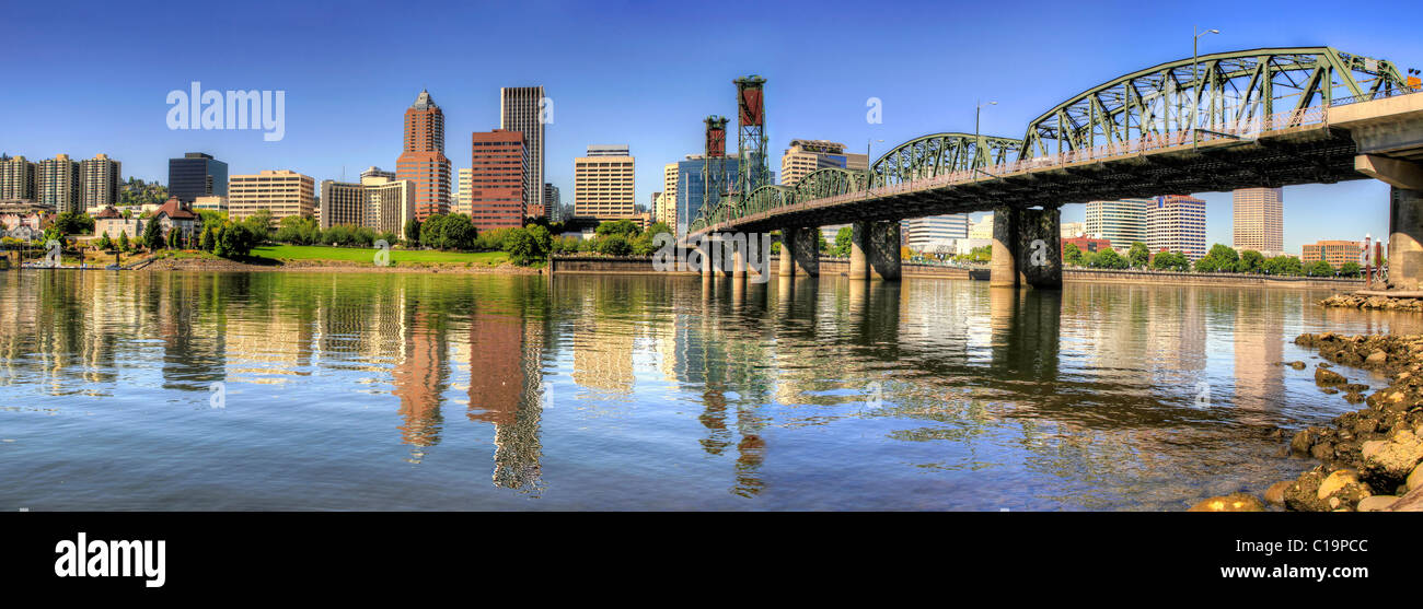 Die Skyline der Innenstadt Portland Oregon und Hawthorne Bridge Reflexion Panorama Stockfoto