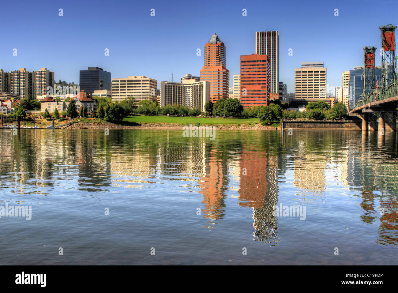 Die Skyline der Innenstadt Portland Oregon und Hawthorne Bridge Reflexion Stockfoto