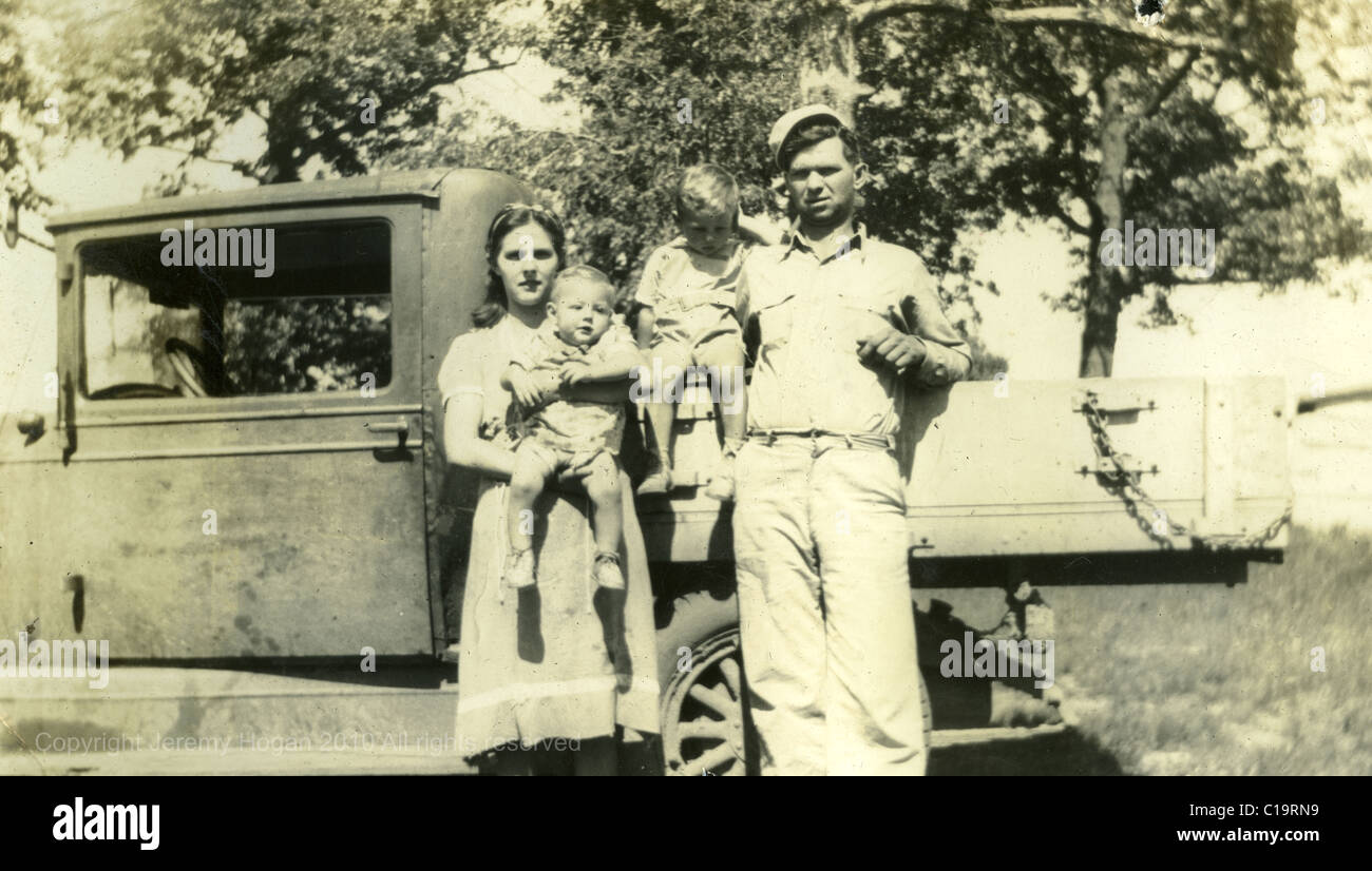 Porträt der Bauernfamilie mit LKW in der Mitte der 1940er Jahre WWII Ära Indiana Bauern Depression der 30er Jahre Stockfoto