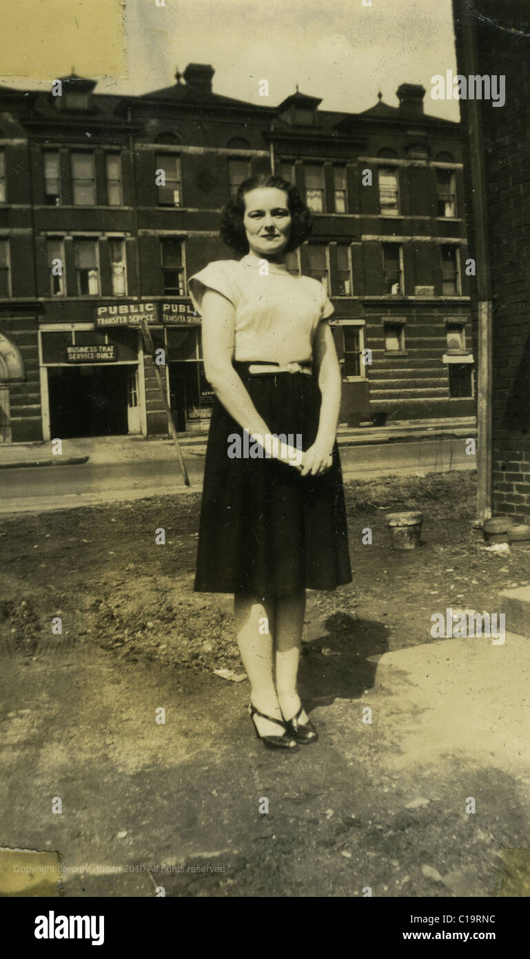 Porträt der Frau im Kleid in der Mitte der 1940er Jahre WWII Ära Indiana Stockfoto
