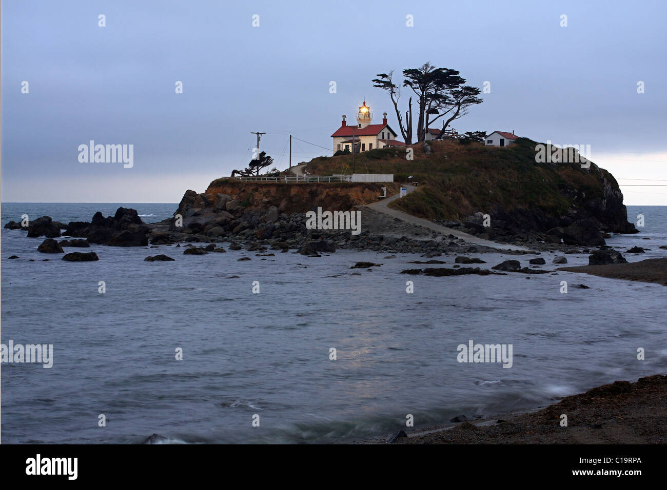 Battery Point Lighthouse befindet sich außerhalb der Crescent City Hafen entlang der Küste von Nordkalifornien. Stockfoto