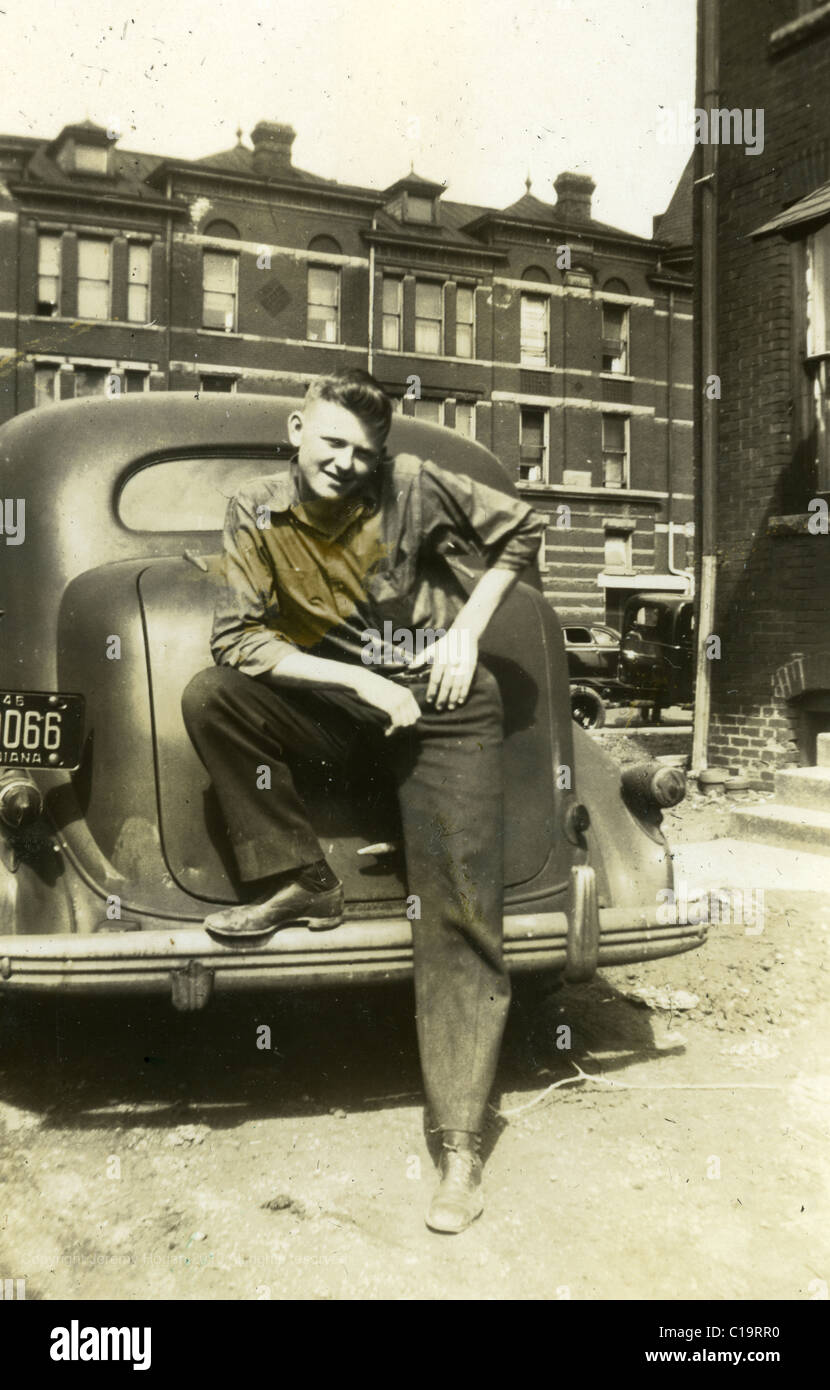 Porträt des jungen Mannes mit Auto in der Mitte der 1940er Jahre WWII Ära Indiana Stockfoto