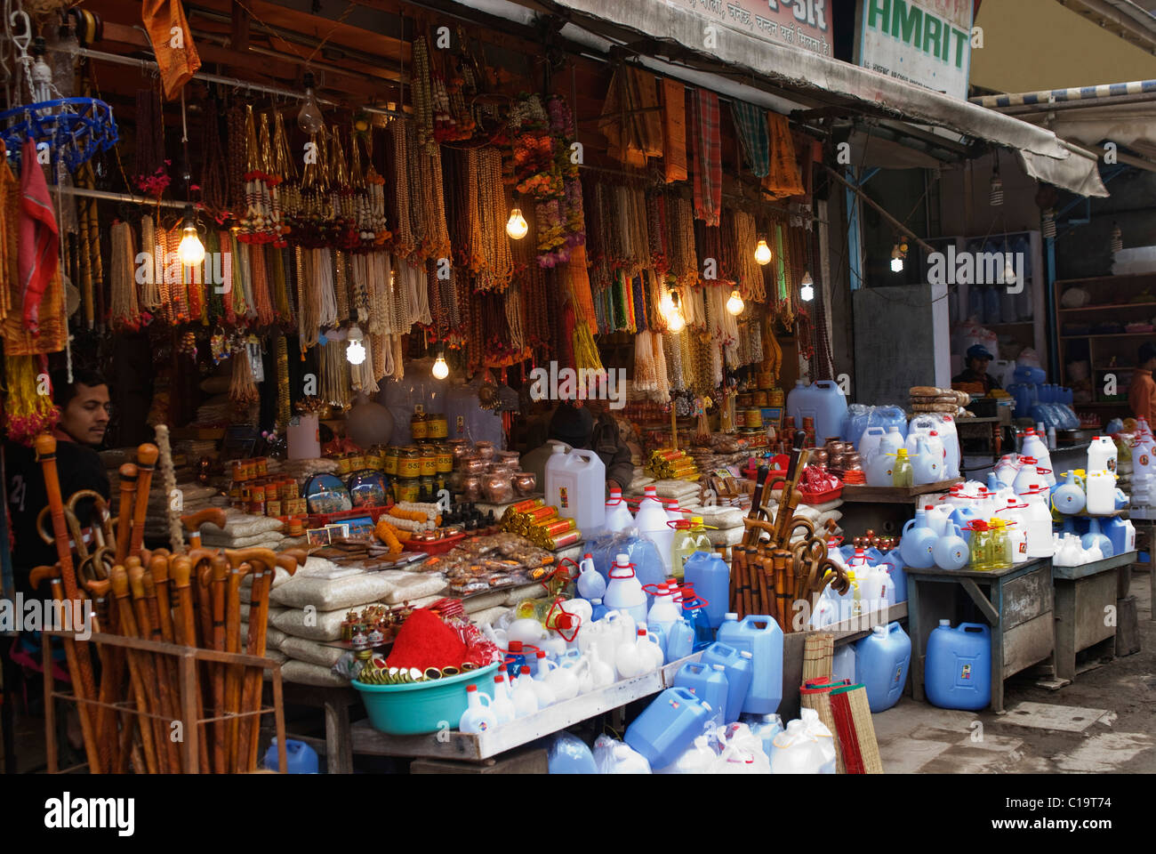 Produkte zum Verkauf an ein Straßenmarkt, Haridwar, Uttarakhand, Indien Stockfoto