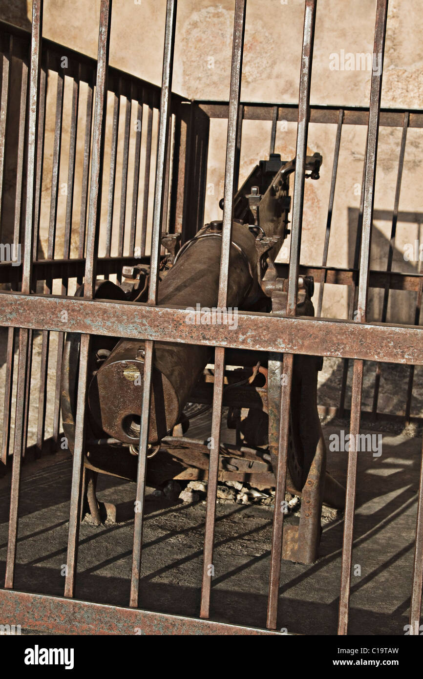 Maschinengewehr in einem Gefängnis, Jhansi Fort, Jhansi, Uttar Pradesh, Indien Stockfoto