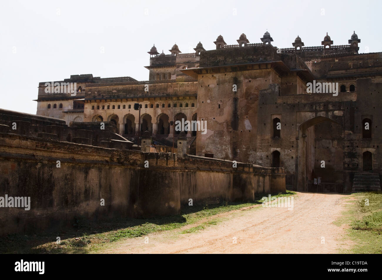 Gehweg entlang der Umfassungsmauer eines Forts, Orchha Fort, Orchha, Madhya Pradesh, Indien Stockfoto