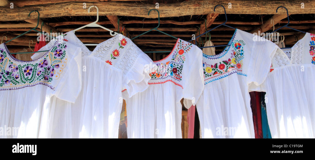 Chiapas Maya Weisses Kleid Bestickt Mit Blumen Stockfotografie Alamy