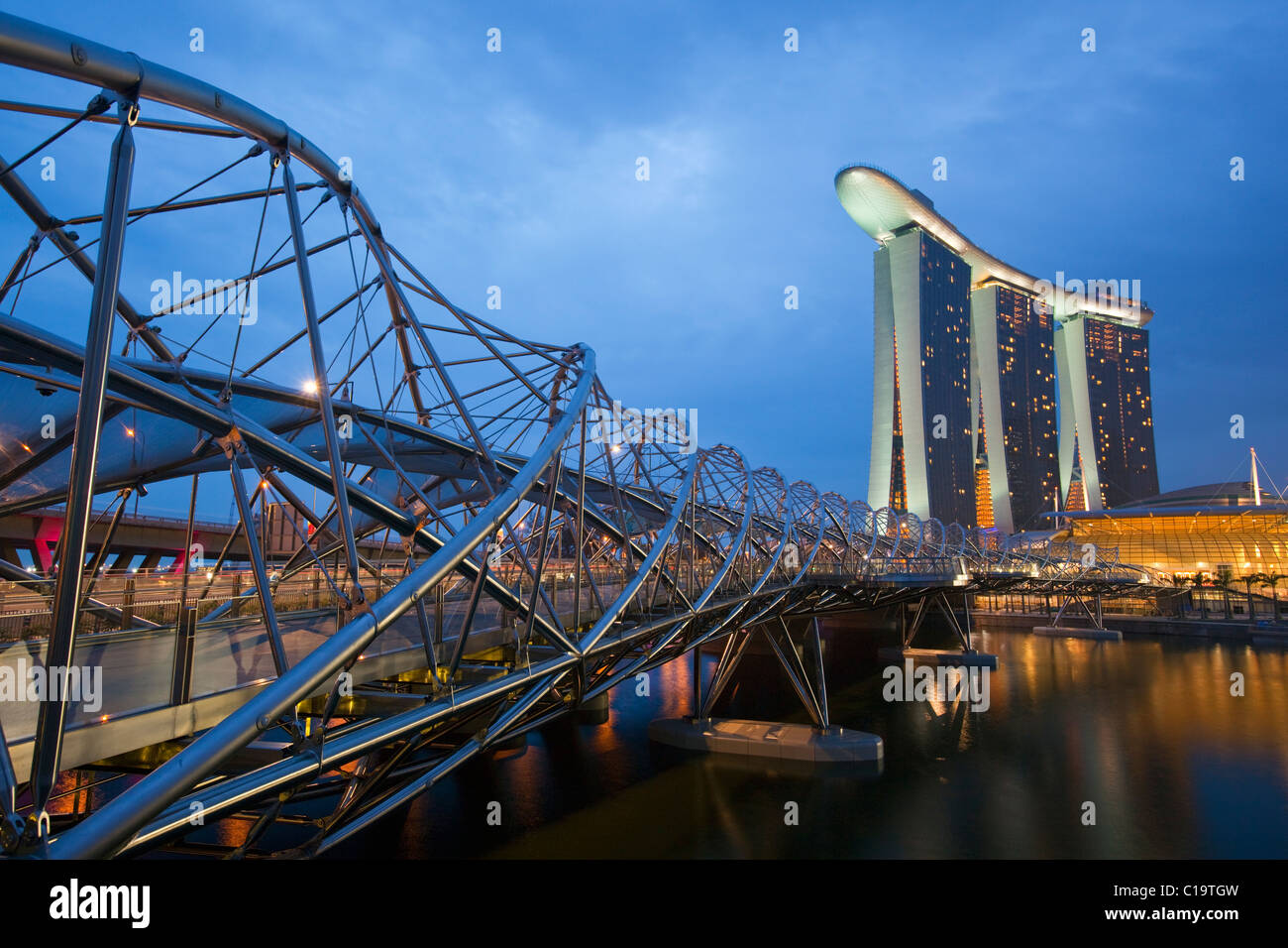 Der Helix-Brücke und Marina Bay Sands Singapore.  Marina Bay, Singapur Stockfoto