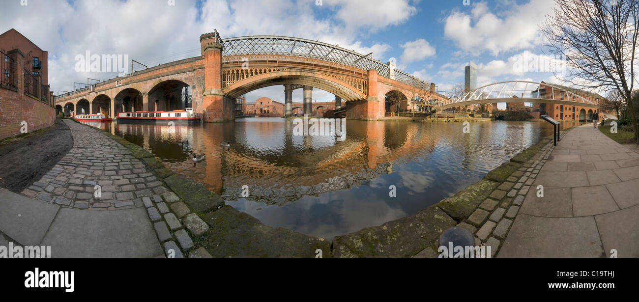 Panorama-viktorianischen Eisenbahn-Viadukte und Brücken im Castlefield Bassin Manchester Stockfoto