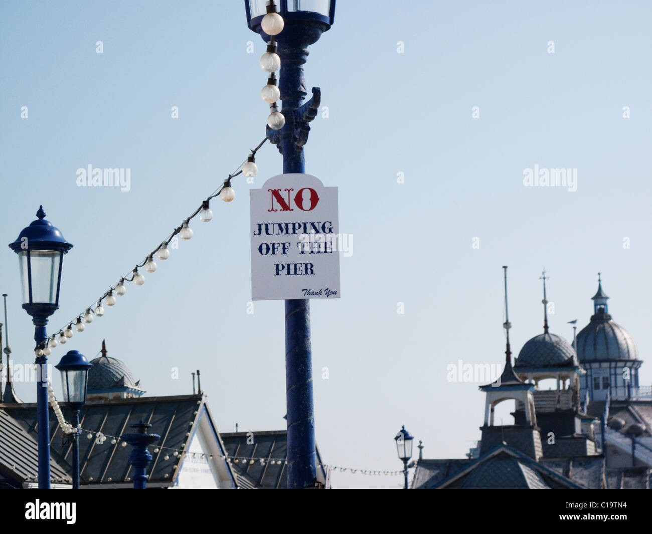 Kein Sprung von Pier Zeichen in Eastbourne Pier in East Sussex Stockfoto