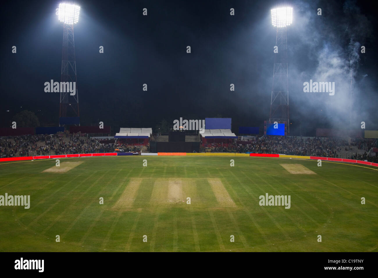 Erhöhte Ansicht von einem Cricket-Feld unter Flutlicht, Kapitän Roop Singh Stadion, Gwalior, Madhya Pradesh, Indien Stockfoto